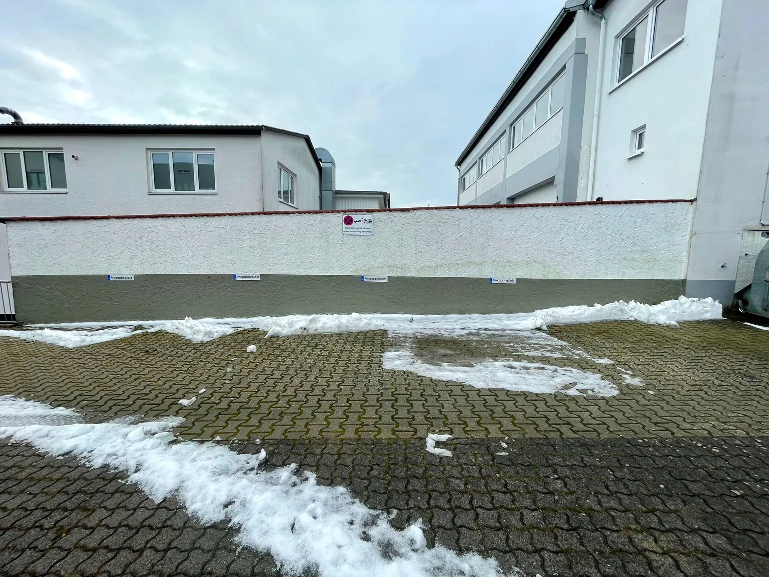 4 Parkplätze