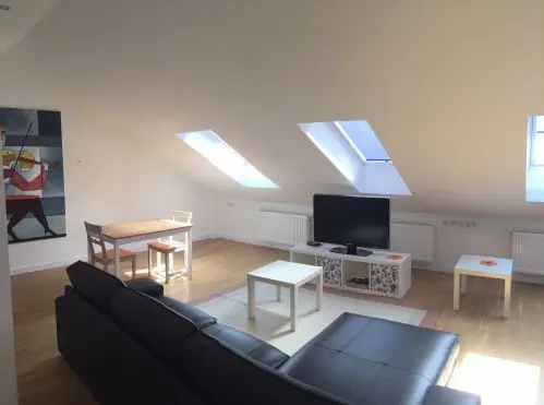 F-Hausen: Möblierte Dachgeschosswohnung – ideal für Expats