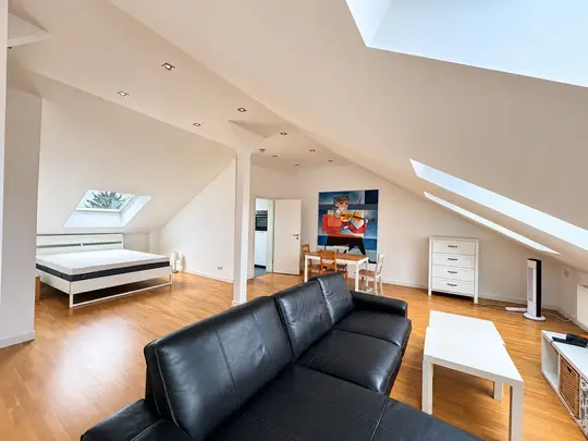 F-Hausen: Möblierte Dachgeschosswohnung – ideal für Expats