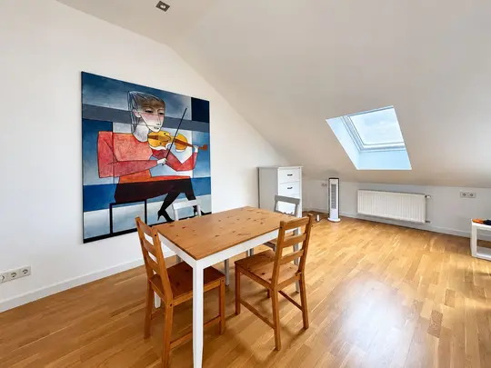 F-Hausen: Möblierte Dachgeschosswohnung – ideal für Expats