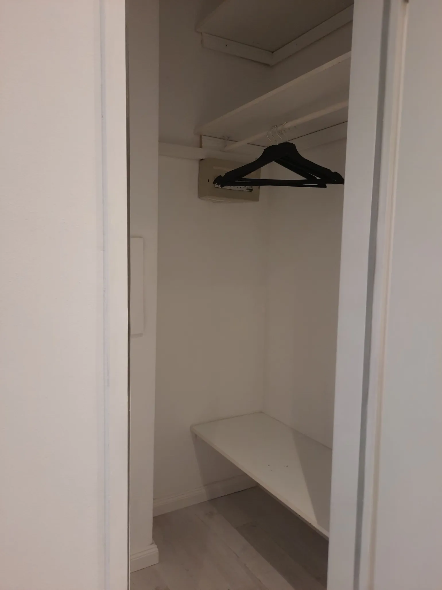 kleiner begehbarer Schrank