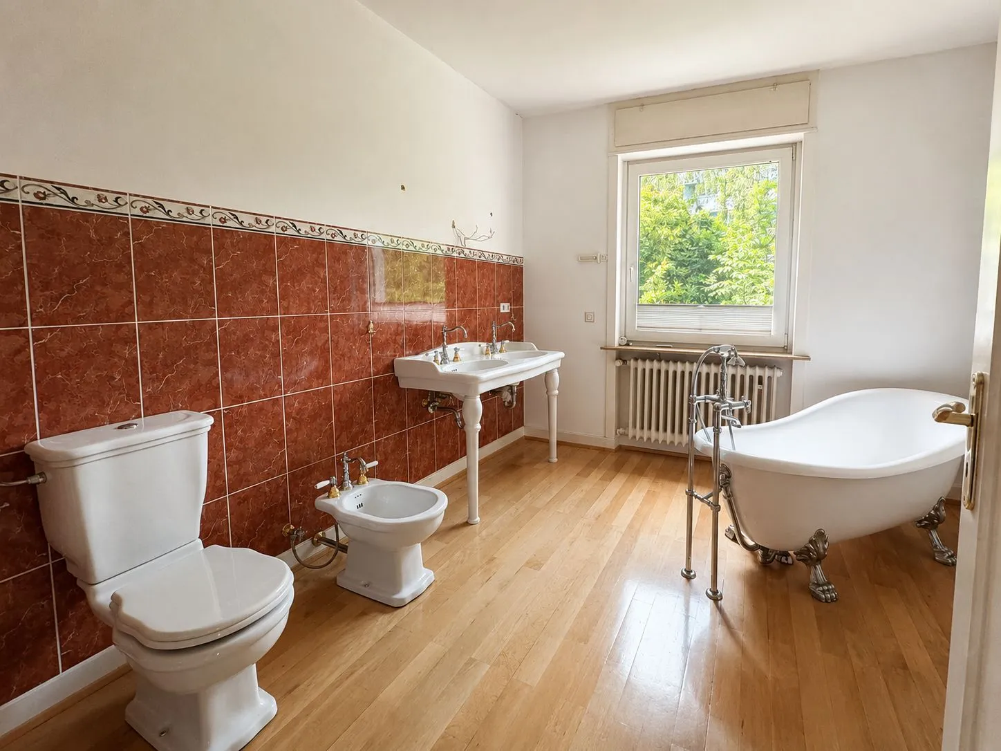 Tageslichtbad mit Badewanne und