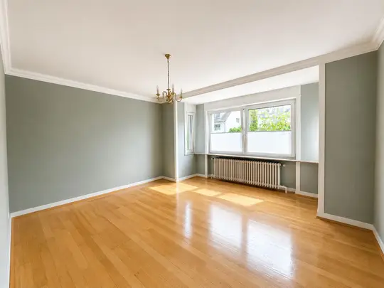 Wohnen im Grünen: 3 Zimmer Wohnung mit Terrasse, Garten und Garage