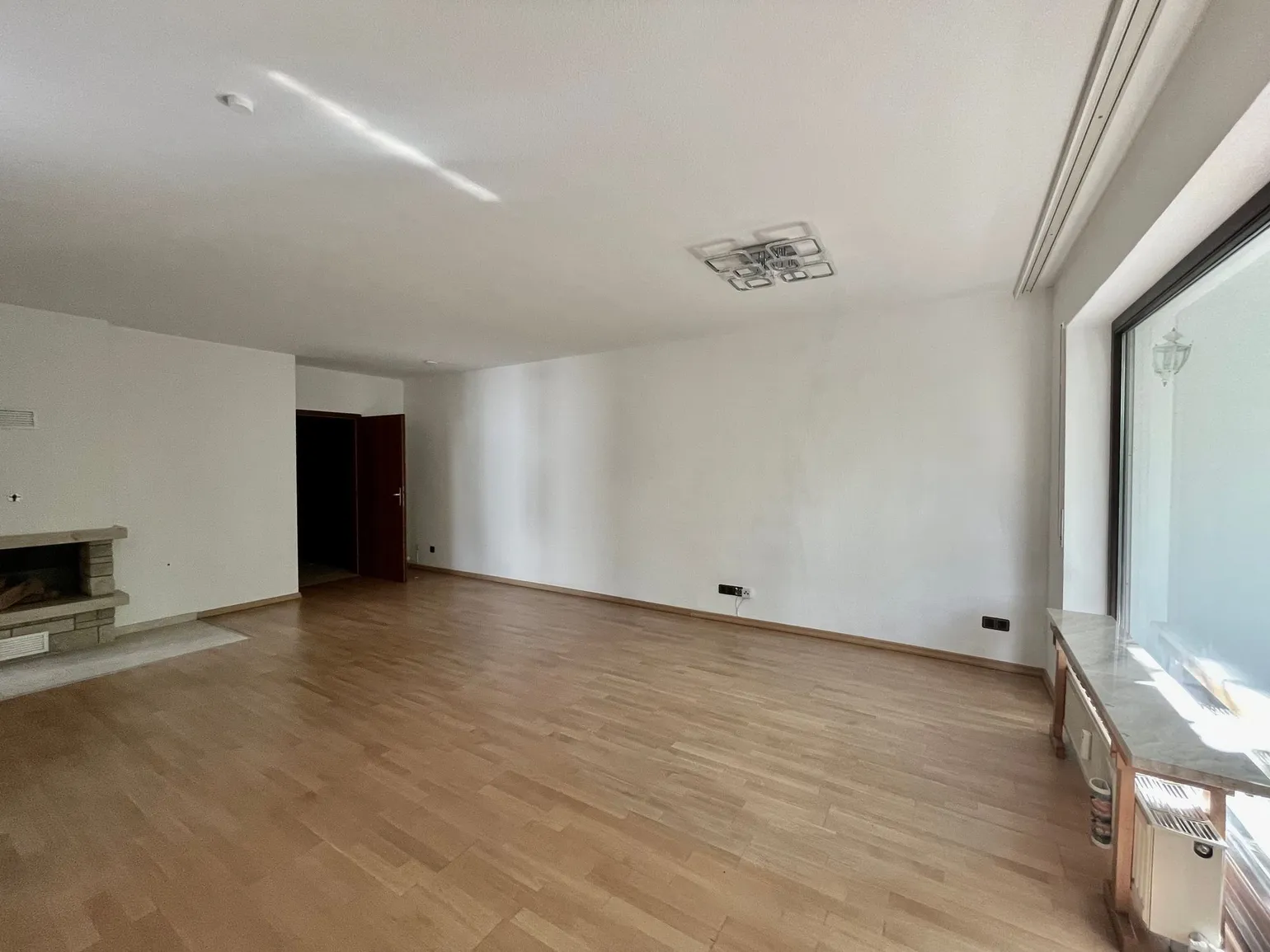 Wohnzimmer mit Kamin