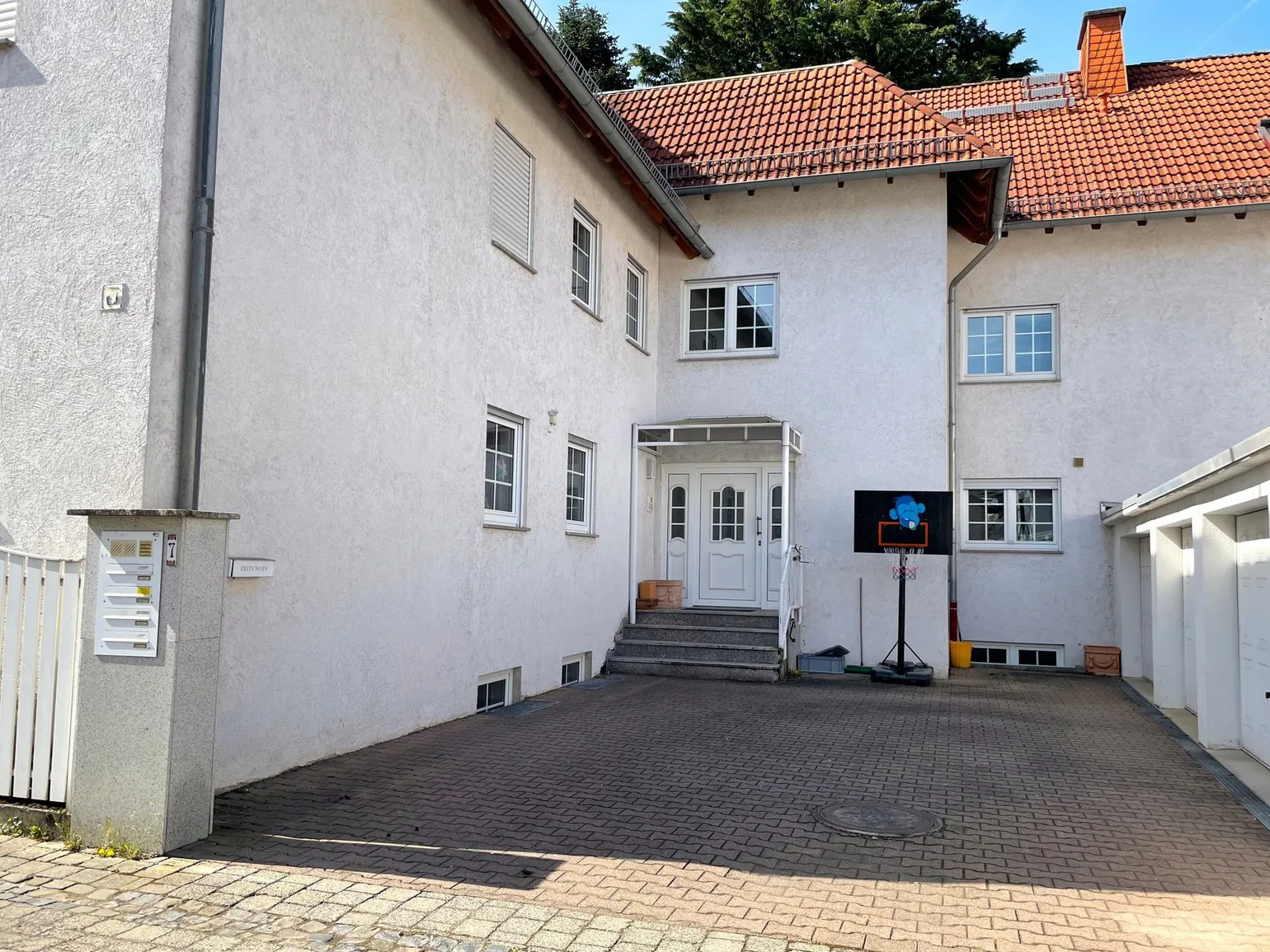 Hof mit Garagen