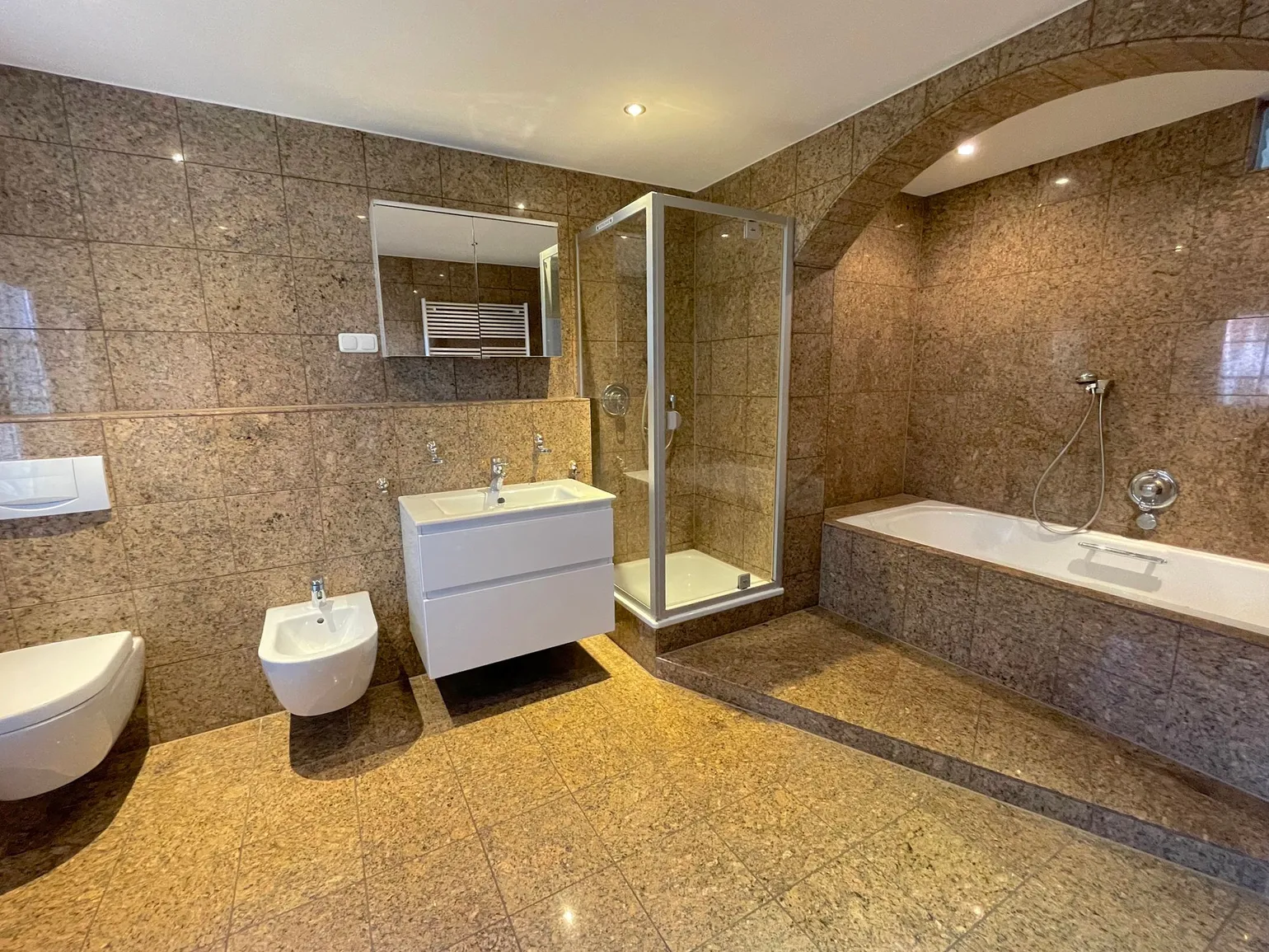 Bad-en-Suite mit Tageslicht