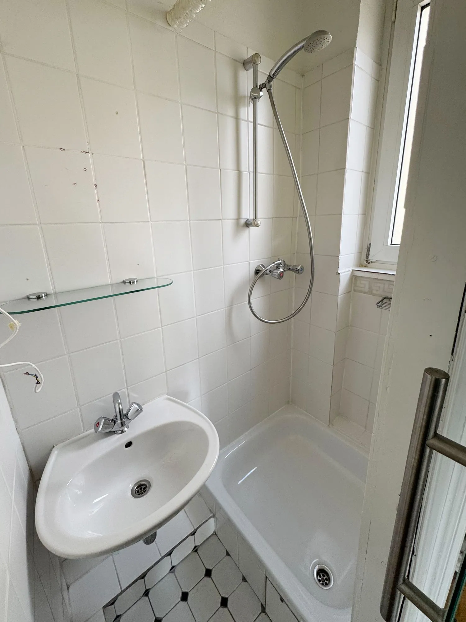 Dusche an Schlafzimmer
