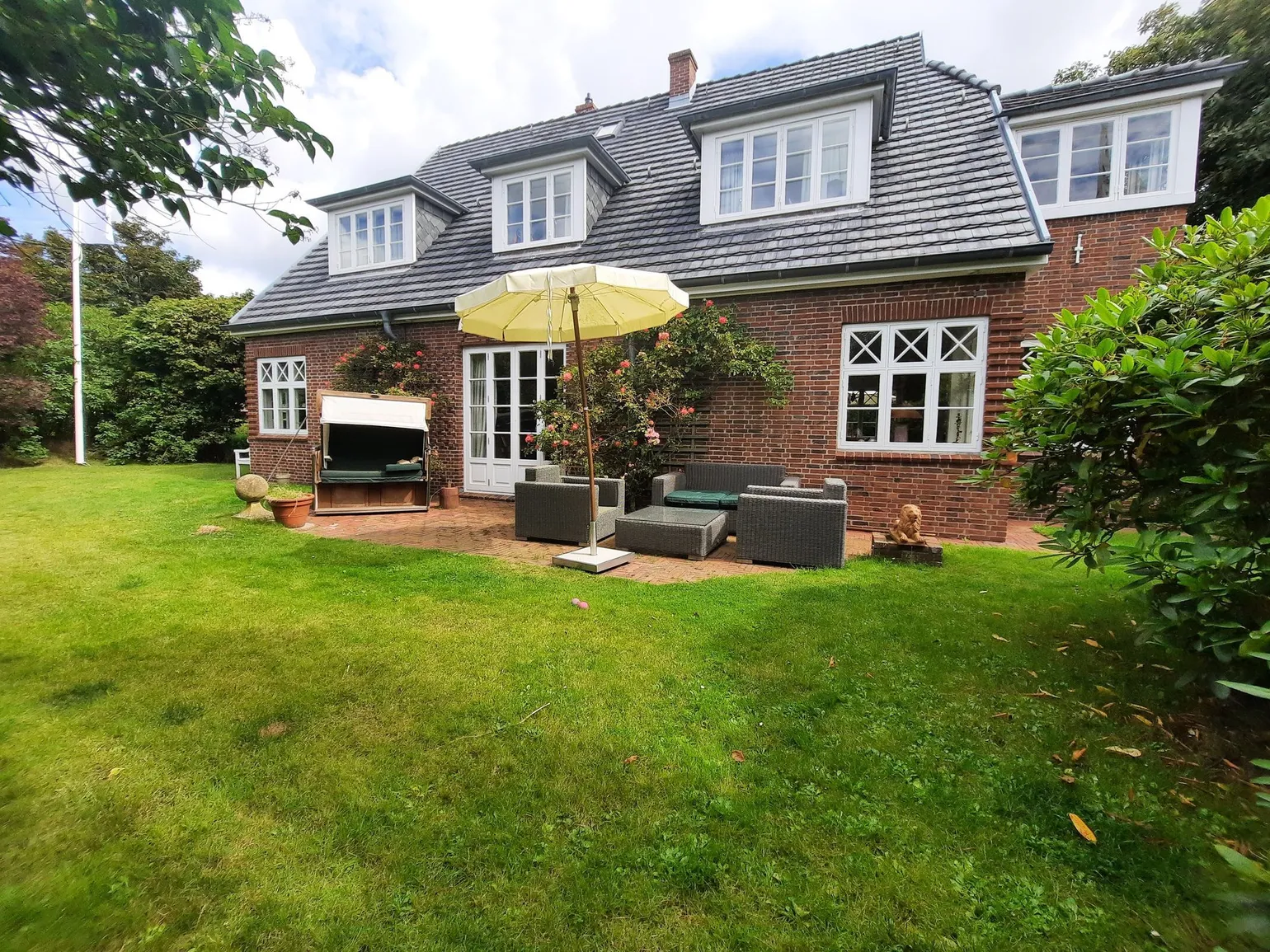 Hausansicht Gartenseite (Terrasse 2 - Osten)