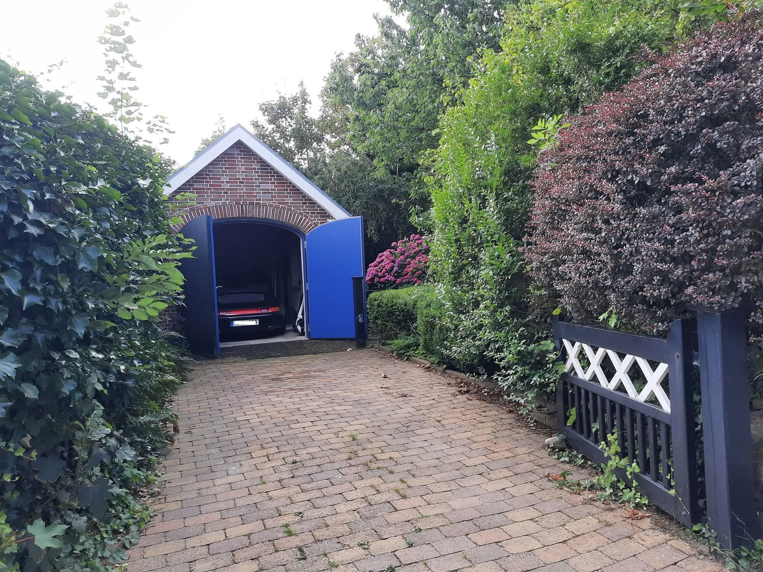 Garage mit Außenstellplatz